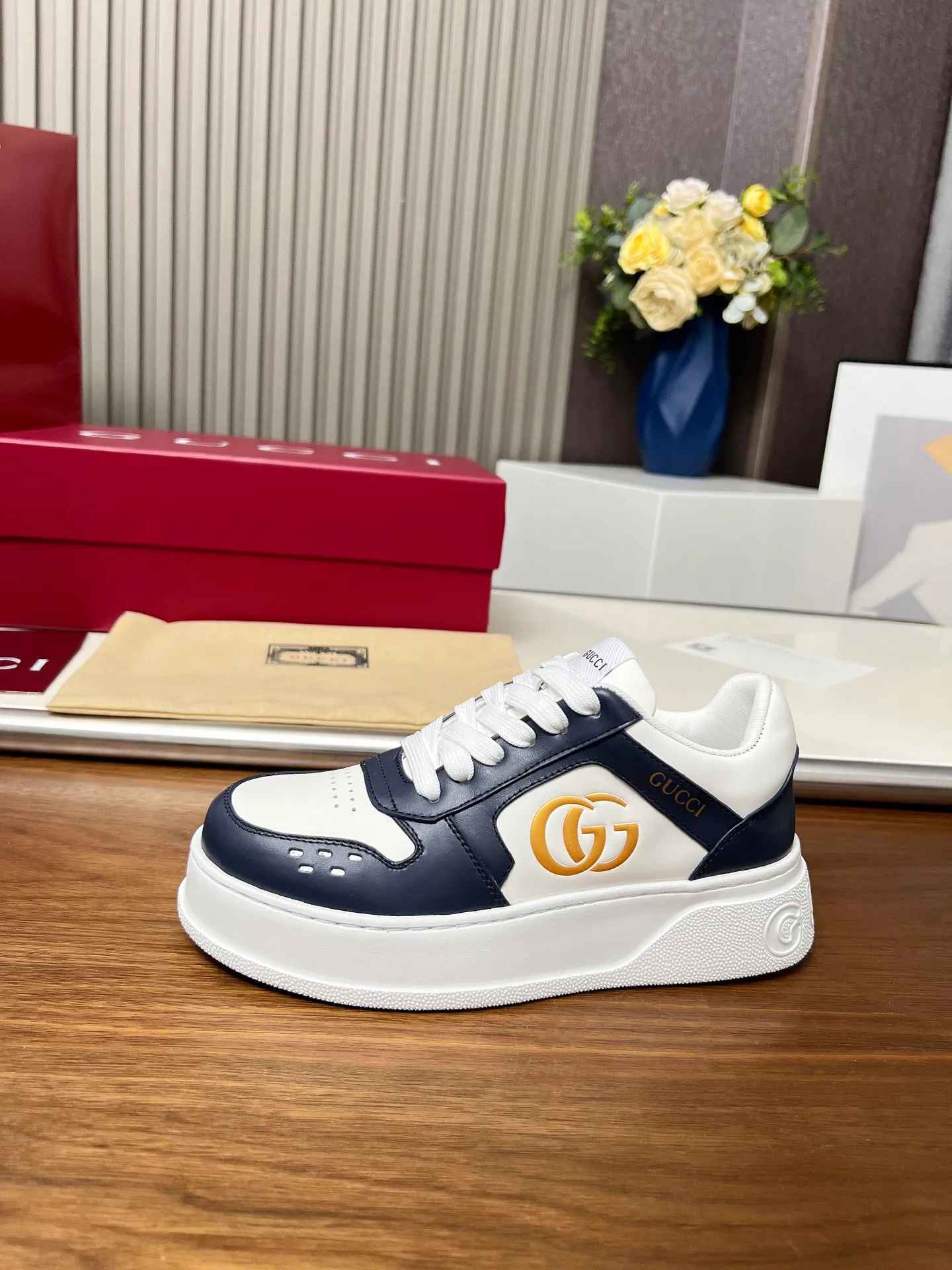 👟👟Ex-factory price 560👟👟Gucci casual sneakers, top version! Oil edge craftsmanship🌸🌸🌸1:1 reproduction. New model for early spring, creating a perfect style💣💣💣street style🔥🔥🔥Cool and stylish C-position fashionable outfit with retro and futuristic feel🌹🌹🌹Classic shoe shape, showing exquisite texture! Open mold to customize high-density outsole. Comes fully packaged. Size: Female 35-46. Fabric: Imported cowhide...men and women
